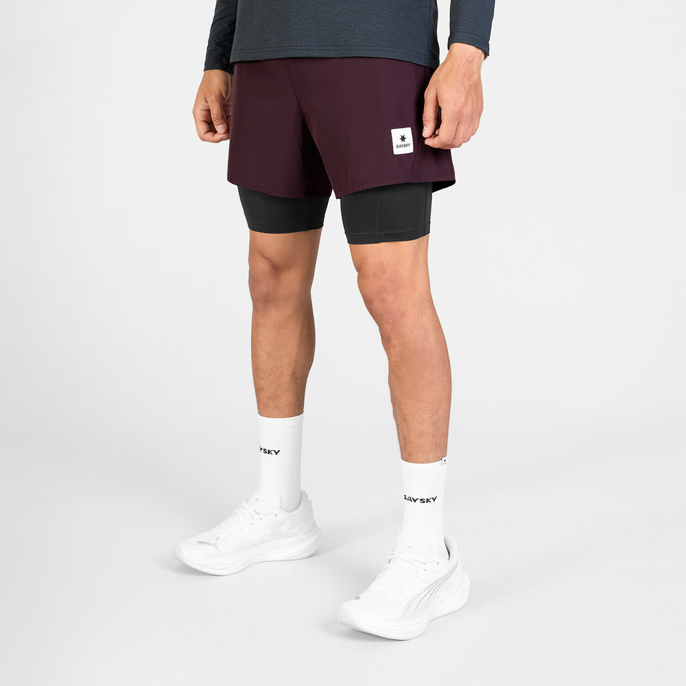 saysky pace 2-in-1 runnning short for men in burgundy, comfortable running short with pockets, man standing with shorts and white shoes