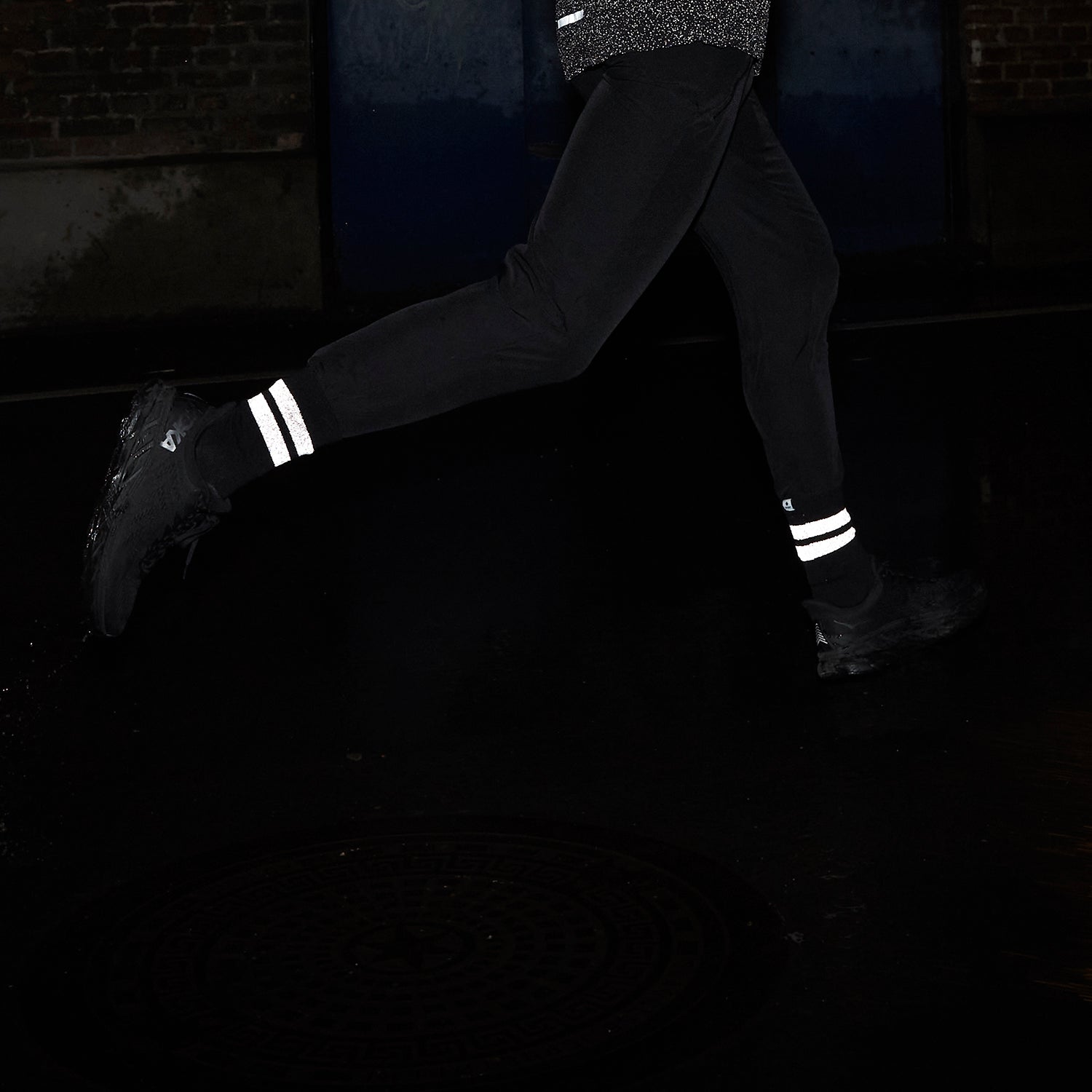 Reflective run socks from SAYSKY, black with two reflective strips, glowing in the dark