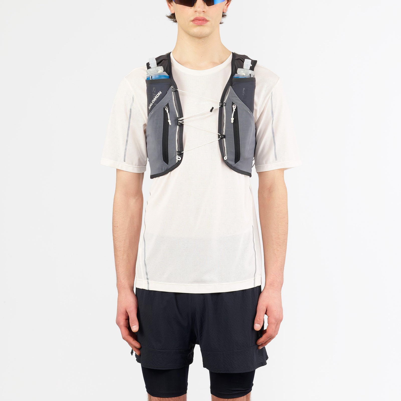 Salomon ADV Skin 12, 12 liter running vest, dark grey colour with dark green accents, man wearing vest standing