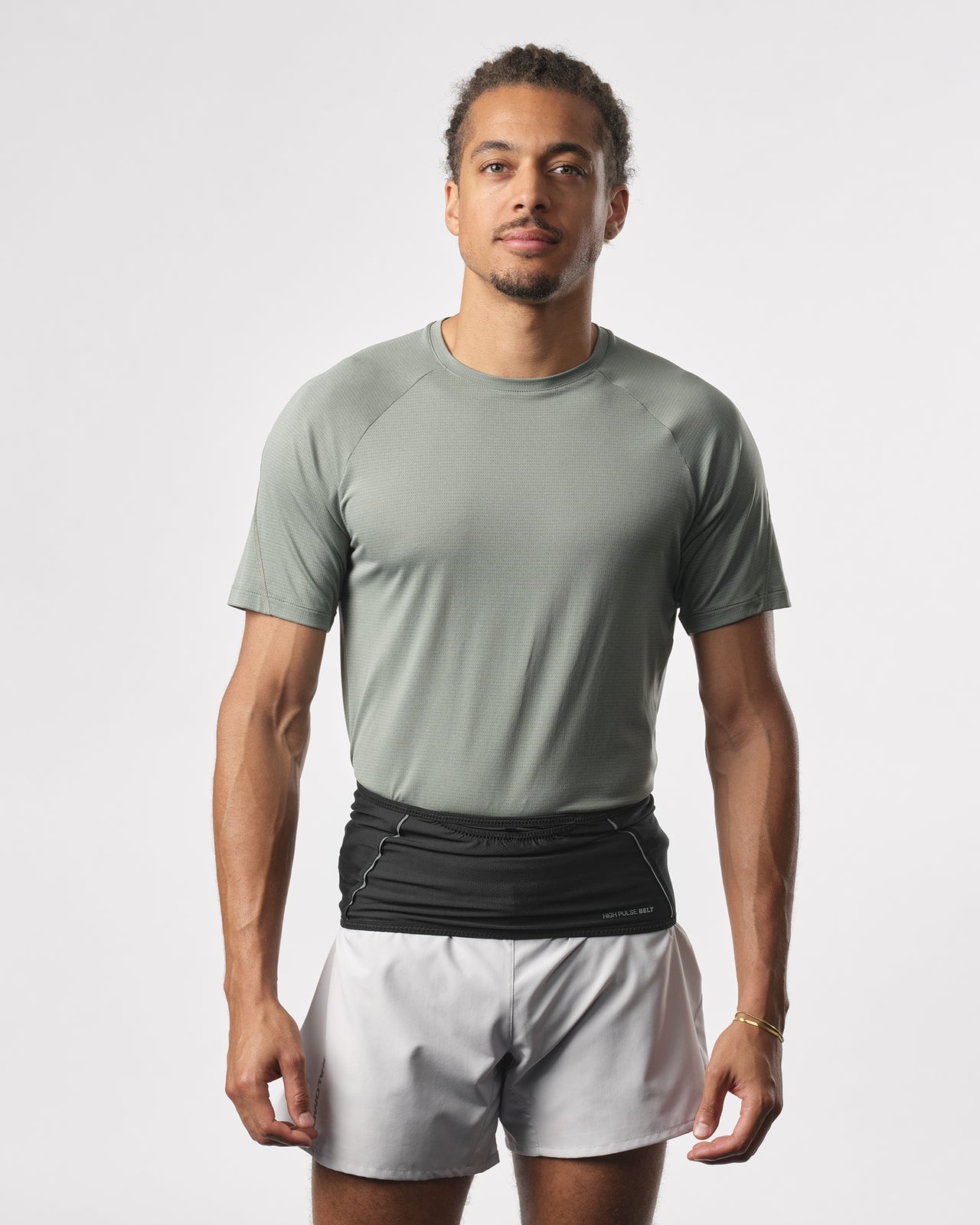 man wearing salomon run belt