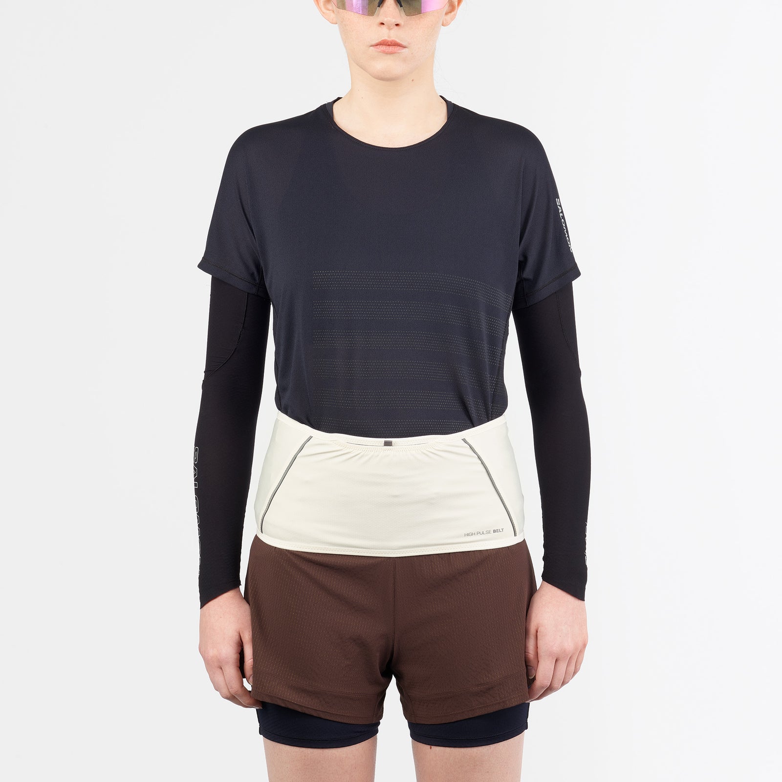salomon pulse belt, trail running belt, cream white colour, model wearing running belt front 