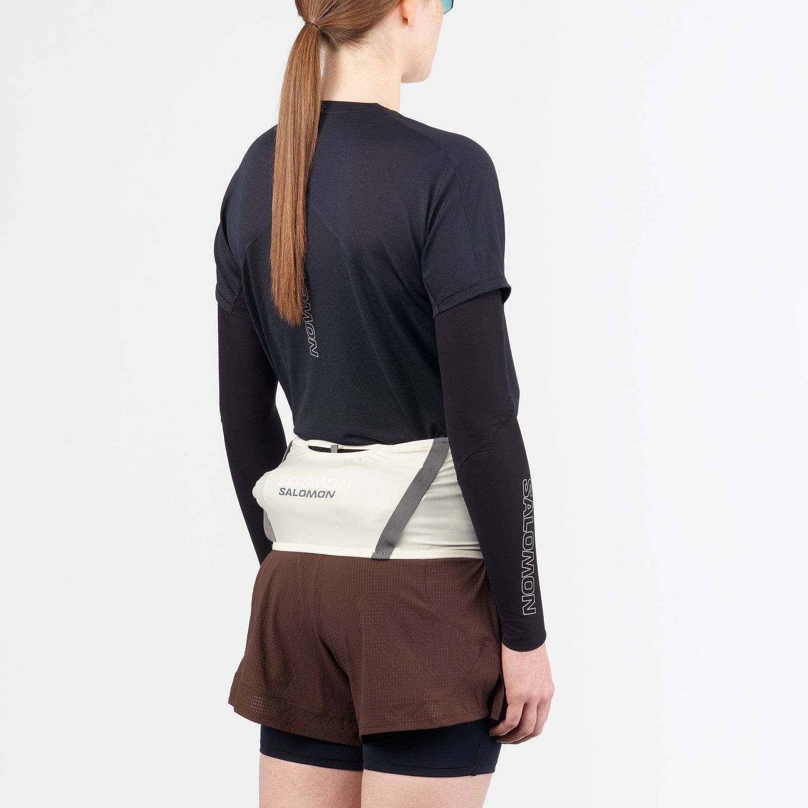 salomon pulse belt, trail running belt, cream white colour, back of model wearing runnig belt