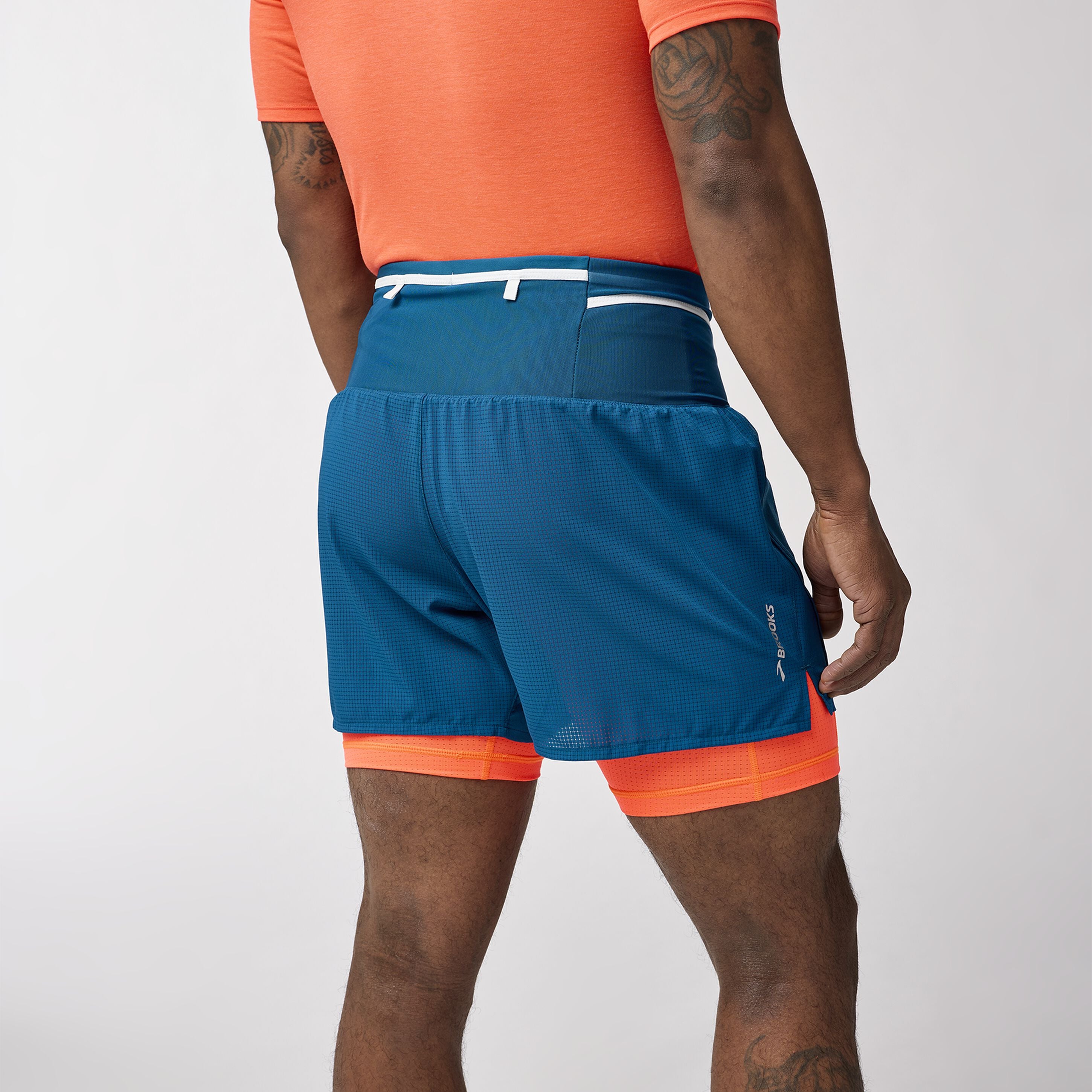 Man wearing Brooks High Point 2in1 trail shorts for men blue colour