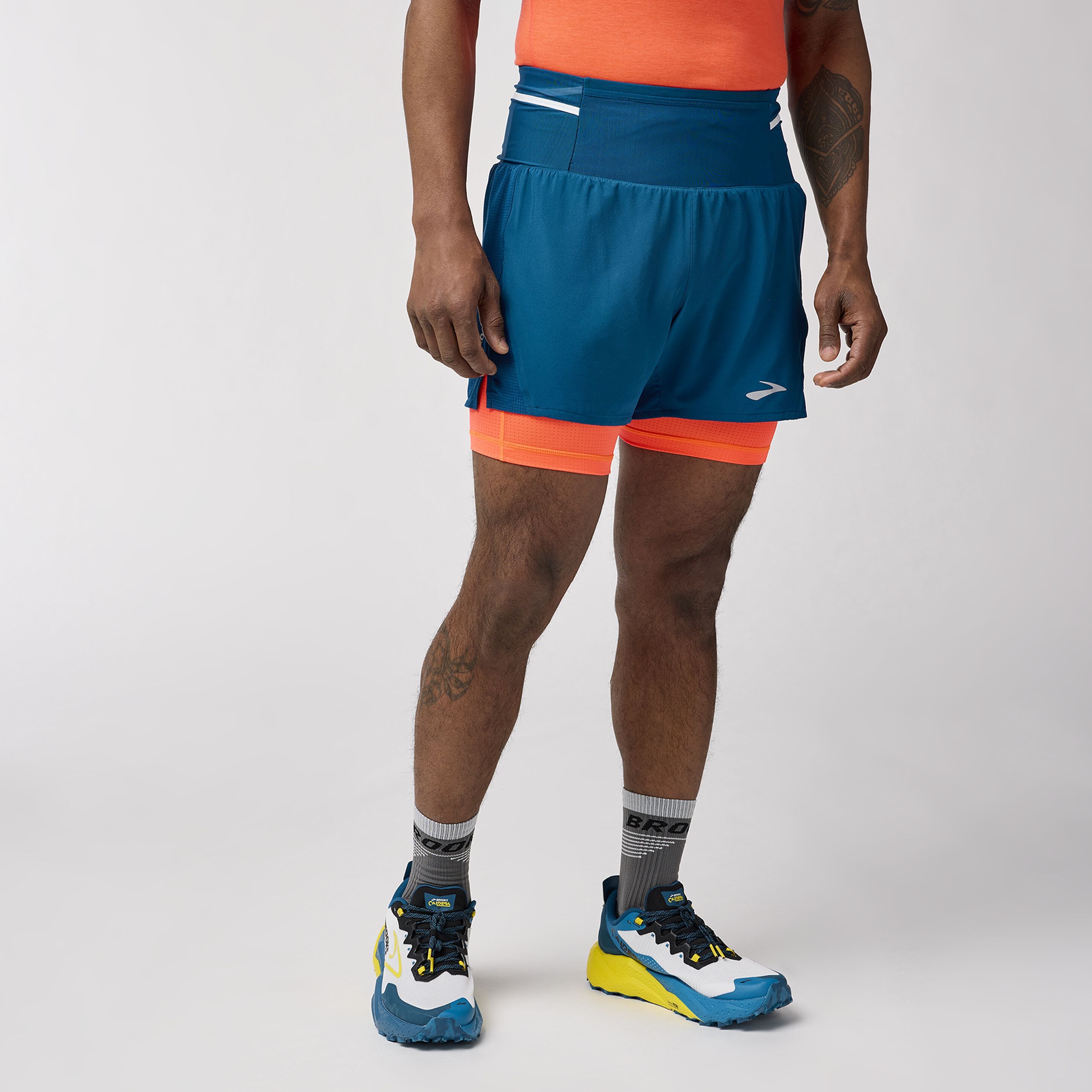 man wearing Brooks High Point 2in1 trail shorts for men blue colour