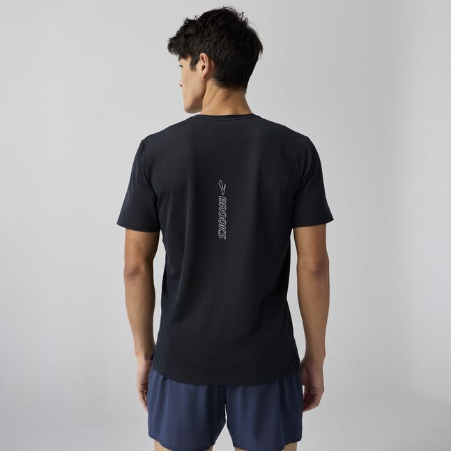 Man wearing brooks highpoint 2.0 running t-shirt black with brooks branding 