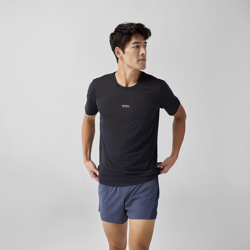 Man wearing brooks highpoint 2.0 running t-shirt black with brooks branding 