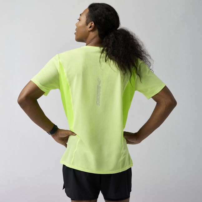 Man wearing brooks highpoint 2.0 running t-shirt yellow with brooks branding 