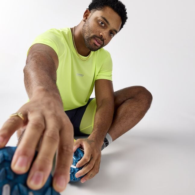 Man wearing brooks highpoint 2.0 running t-shirt yellow with brooks branding 
