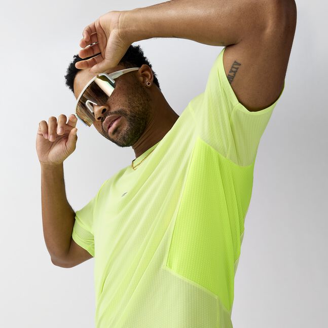 Man wearing brooks highpoint 2.0 running t-shirt yellow with brooks branding 