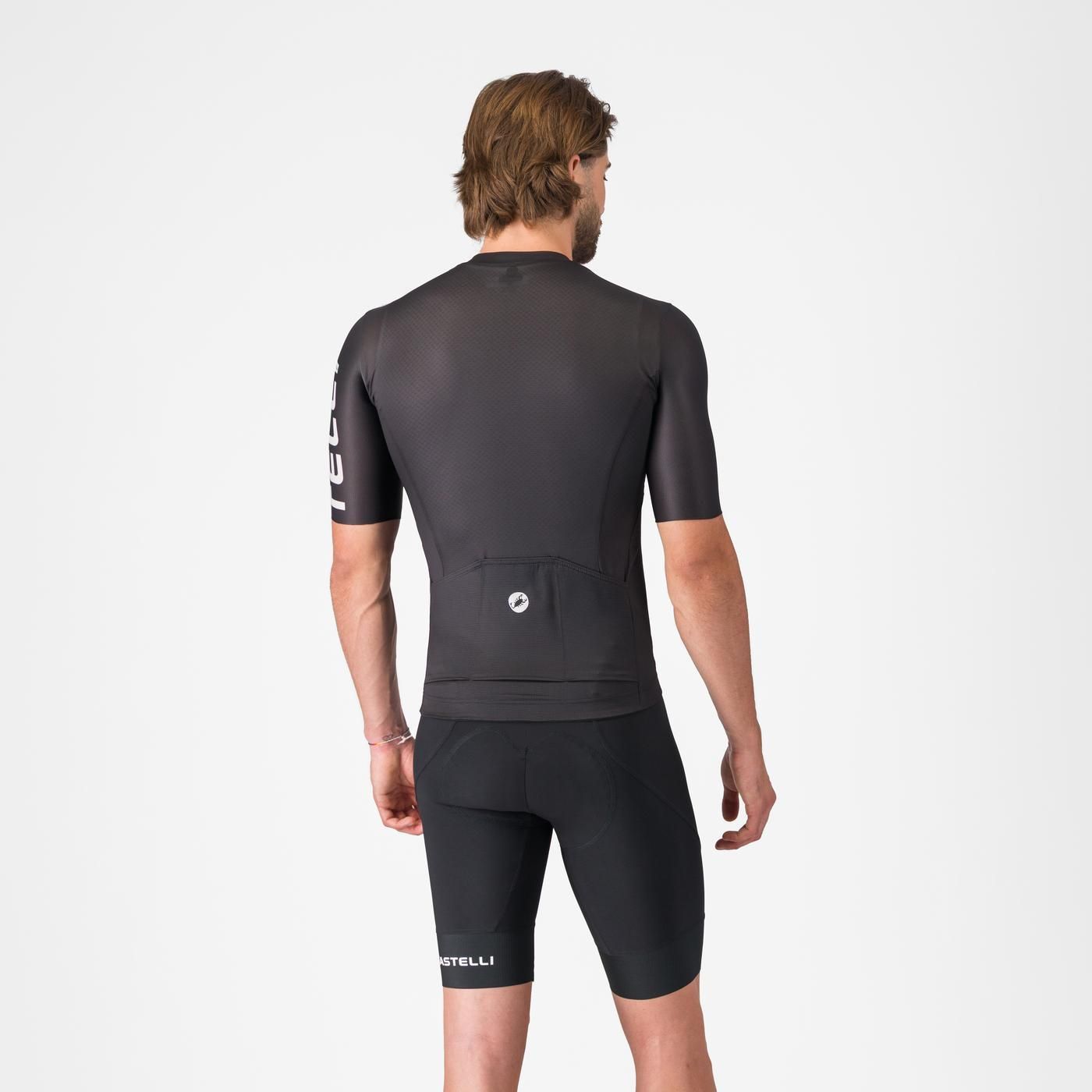 picture of a male model wearing castelli endurance 4 short in black on a white background