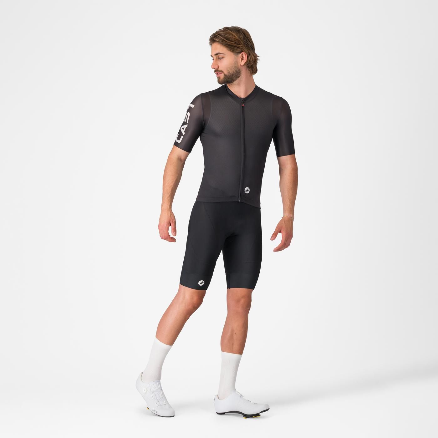 picture of a male model wearing castelli endurance 4 short in black on a white background