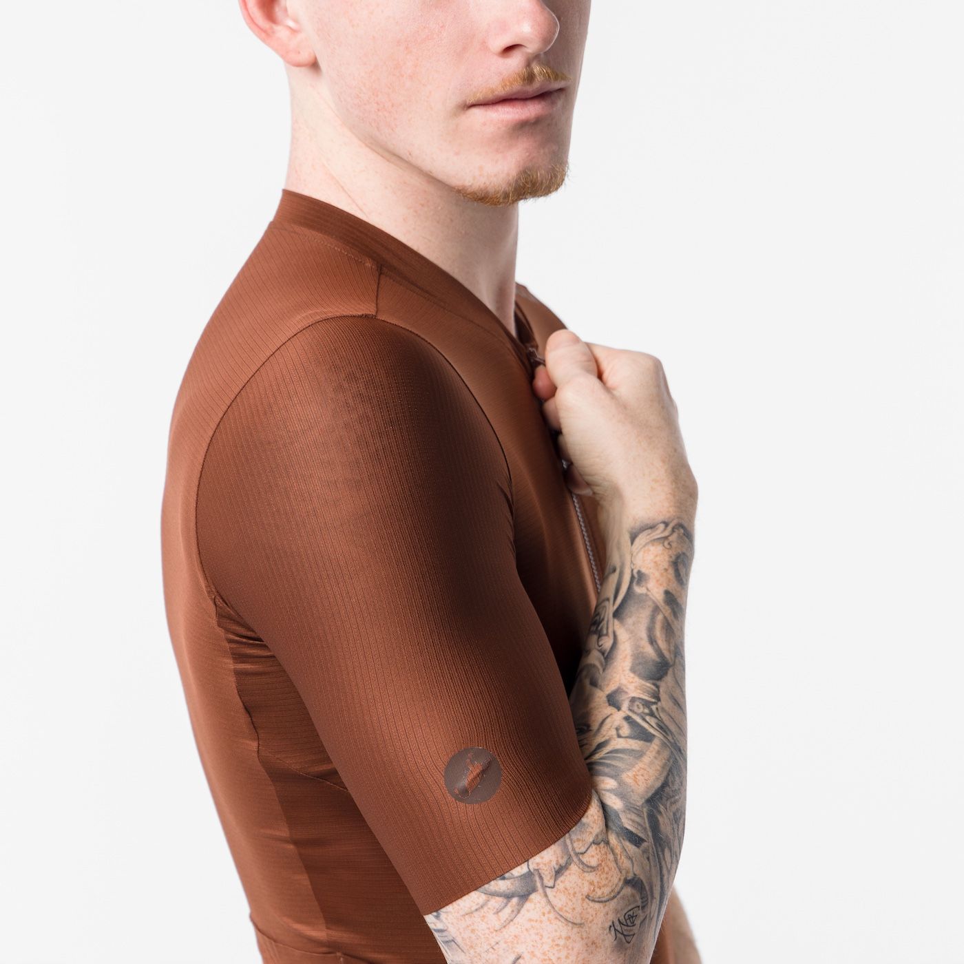 close up of shoulder of castelli espresso 2 jersey, showing scorpion logo, mocha colour