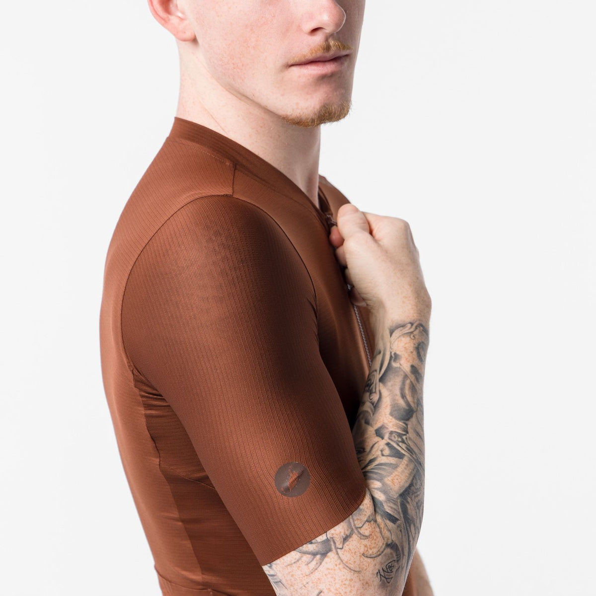 close up of shoulder of castelli espresso 2 jersey, showing scorpion logo, mocha colour