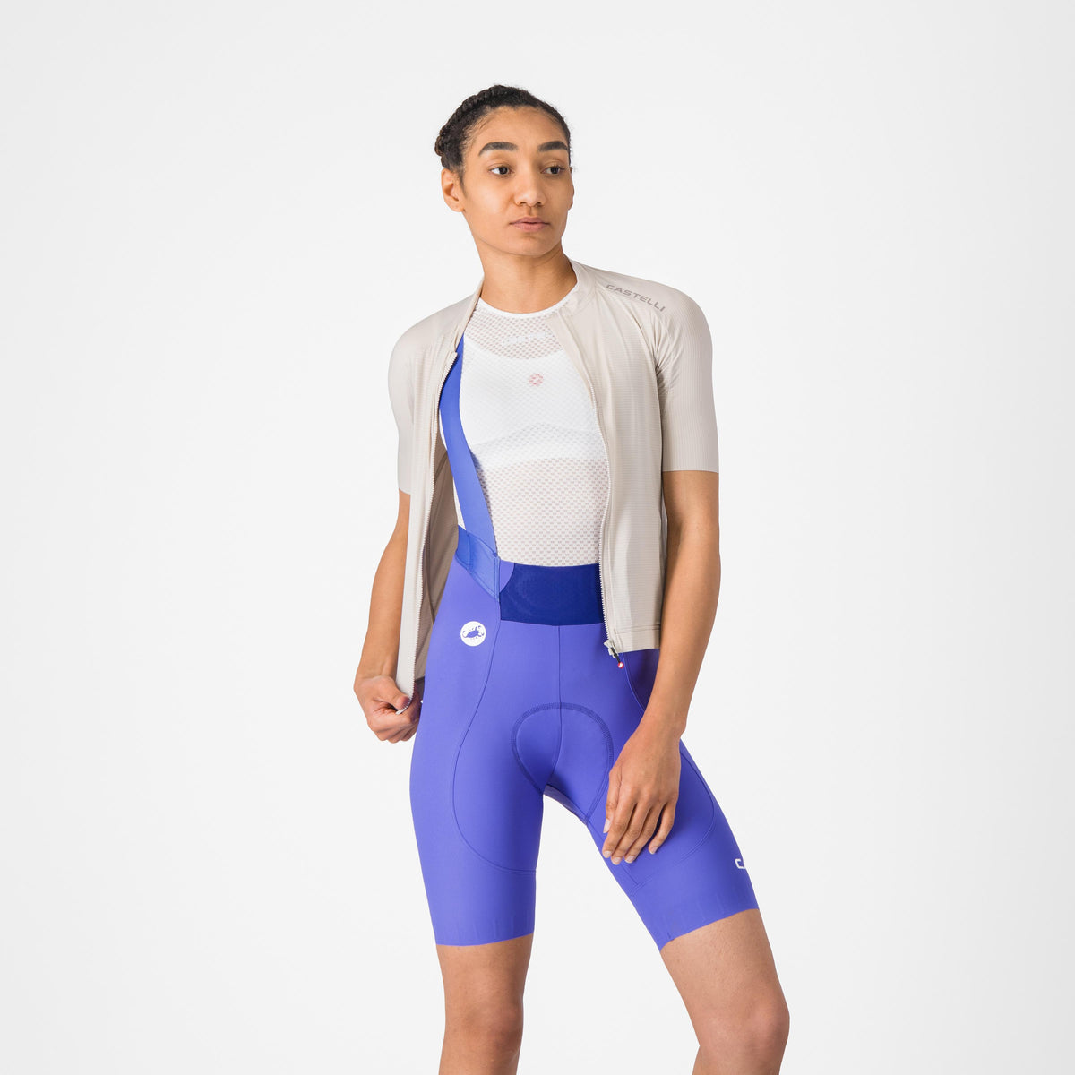 Woman wearing the castelli espresso DT 2 bibshort in purple colour