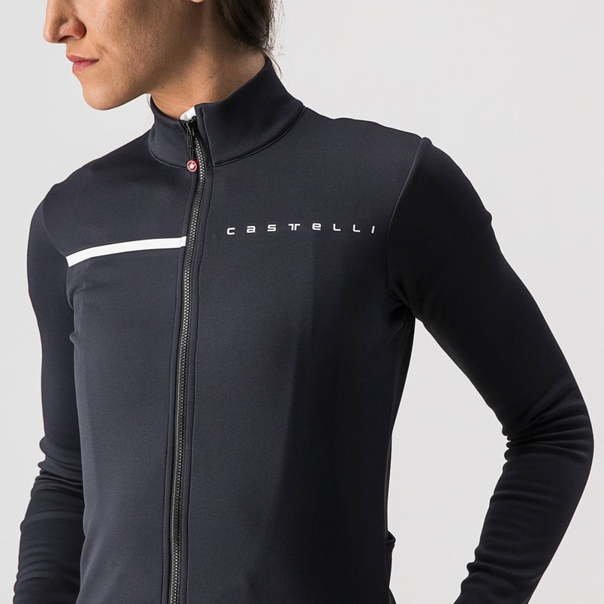 woman wearing light black castelli sinergia thermal cycling jacket, showing zip