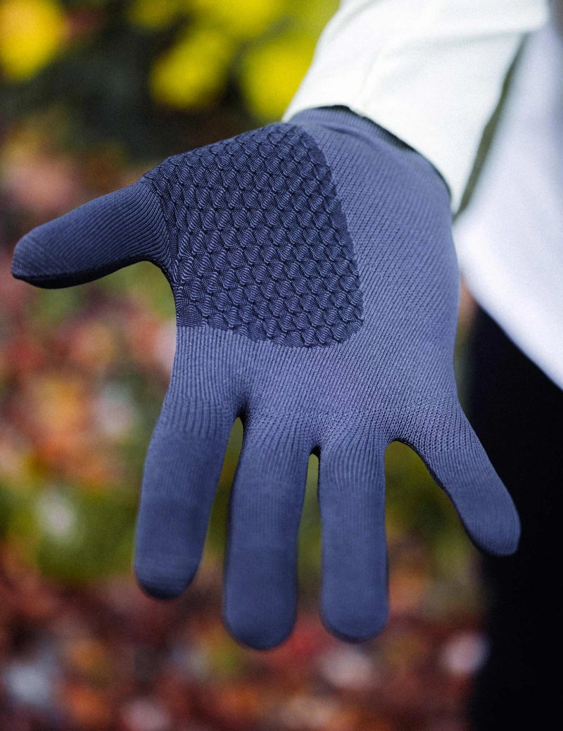 compressport 3D thermo glove, insulating warm running glove, black colour, up close of glove palm outside
