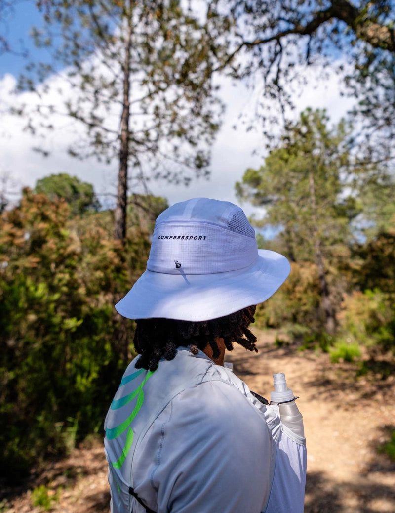 compressport stayfresh ice bob hat, white running bucket hat with ventilation and sun protection, man wearing hat from behind
