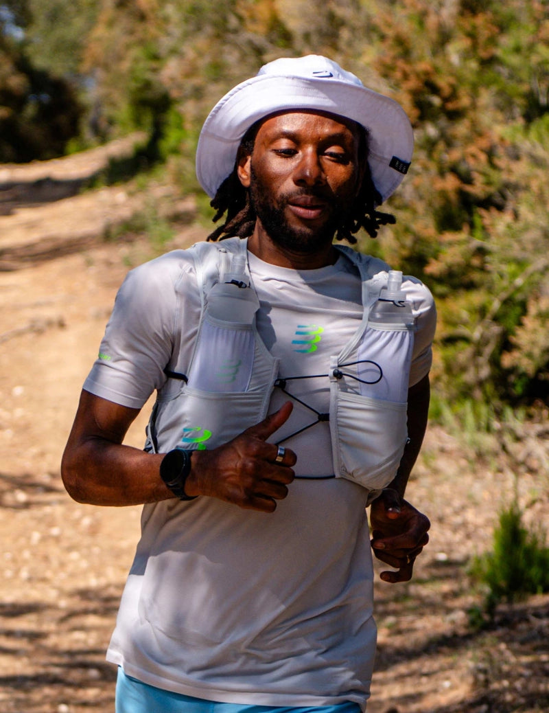 compressport stayfresh ice bob hat, man running in white running bucket hat with ventilation and sun protection 