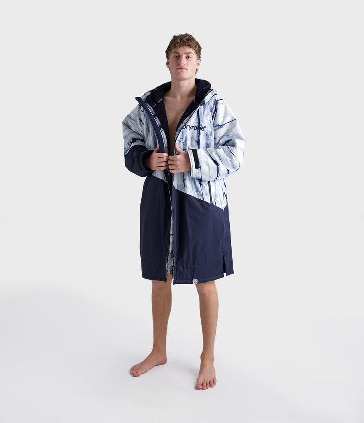 dryrobe long sleeve changing robe for all gender, light blue tie dye colour with dark blue contrast, man wearing dryrobe