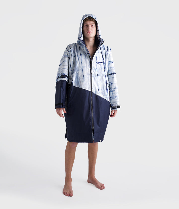 dryrobe long sleeve changing robe for all gender, light blue tie dye colour with dark blue contrast, man wearing dryrobe zipped up