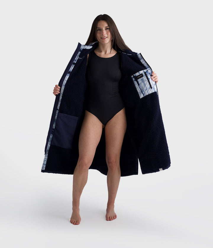 dryrobe long sleeve changing robe for all gender, light blue tie dye colour with dark blue contrast, man wearing dryrobe zipped down, displaying dark blue interior