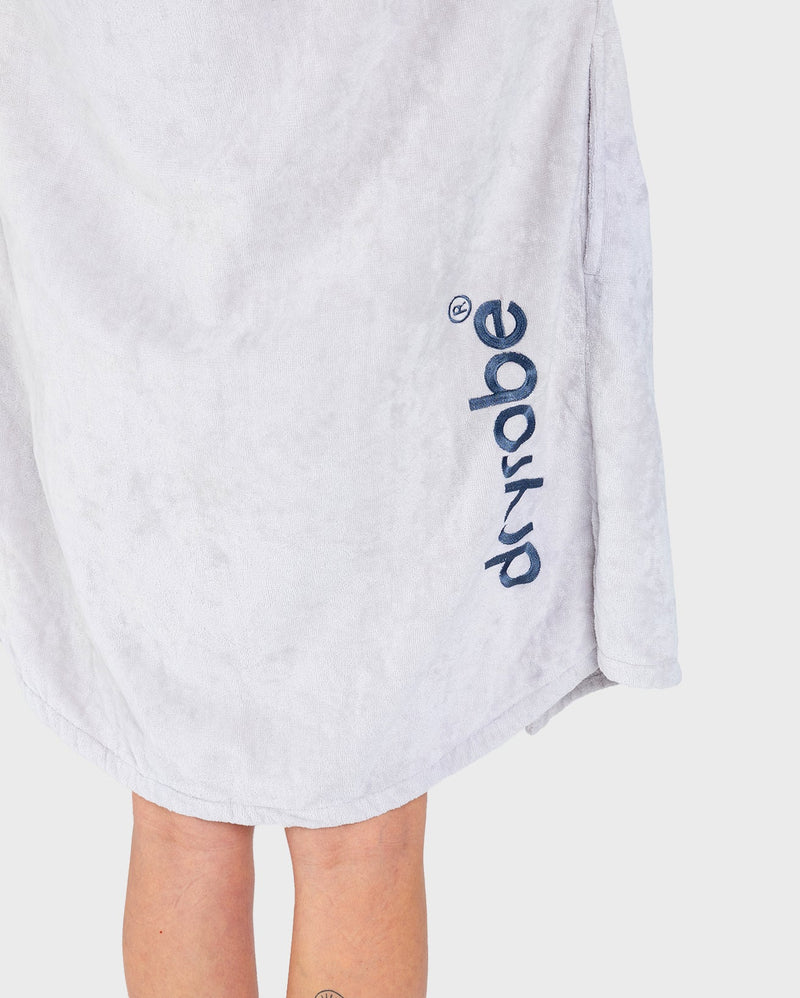 dryrobe towel robe for men and women, full zip towel robe for after swimming, light grey white colour with grey sleeve caps, close up of dryrobe logo on back of dryrobe