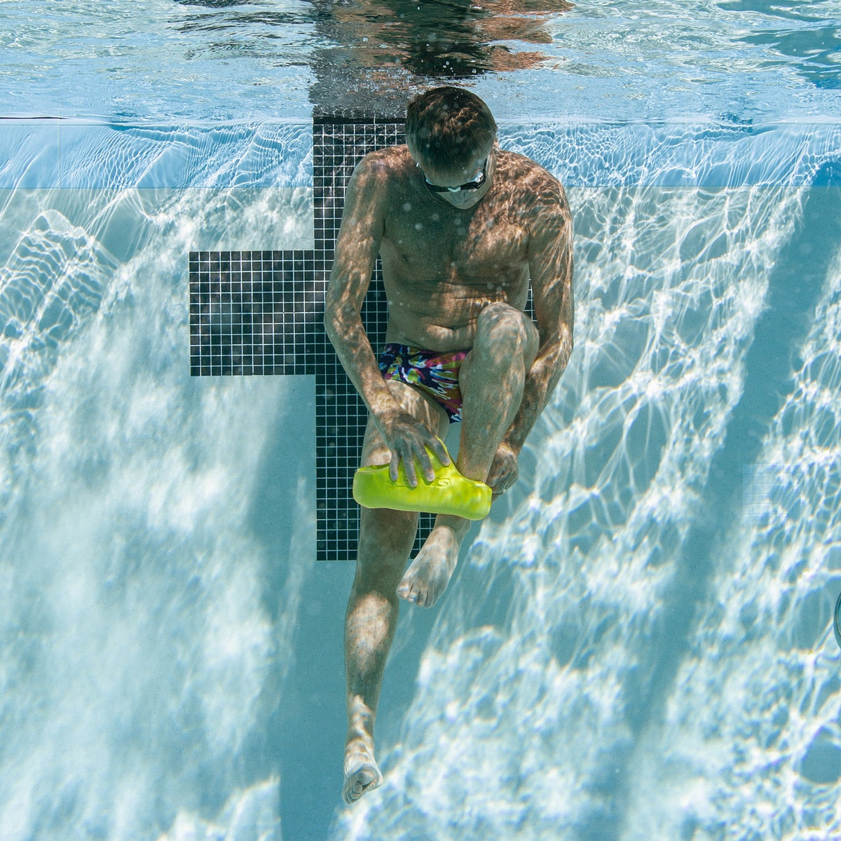 man swim training with finis ankle buoy