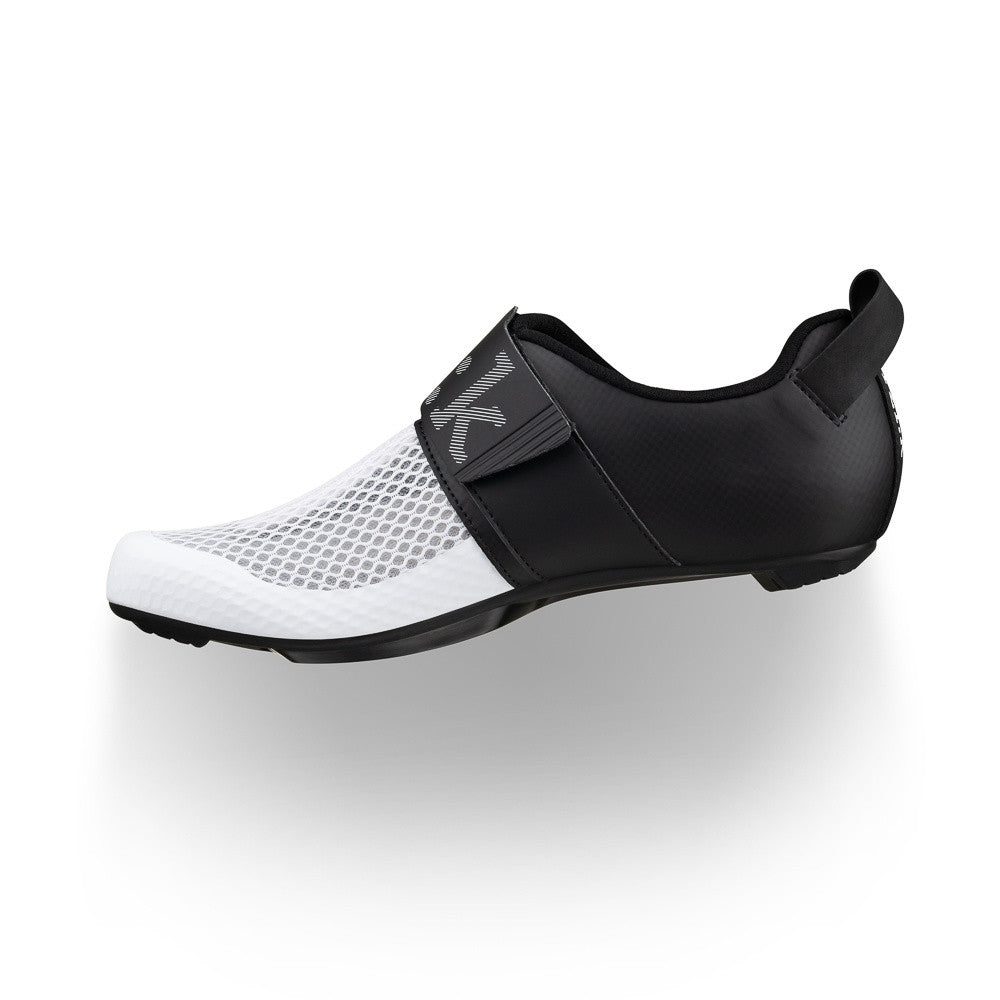 fizik transiro hydra cycling shoes, breathable triathlon fast transition cycling shoe, white with black heel and strap, inside profile of shoe