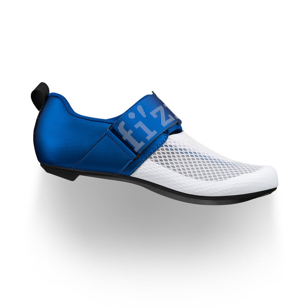 fizik transiro hydra cycling shoes, breathable triathlon fast transition cycling shoe, white with blue heel and strap, side profile of shoe