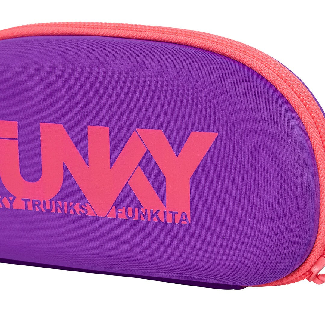 funkita goggle case, hard shell protective micro fibre linned zipper goggle case with clip, purple with pink logo and zipper, close up of case