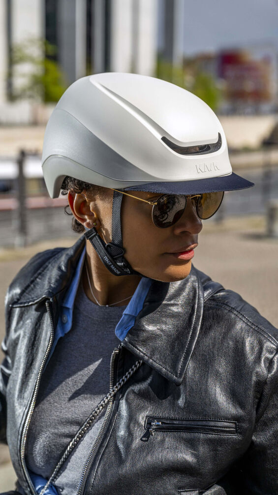 man wearing kask moebius urban helmet in ivory colour
