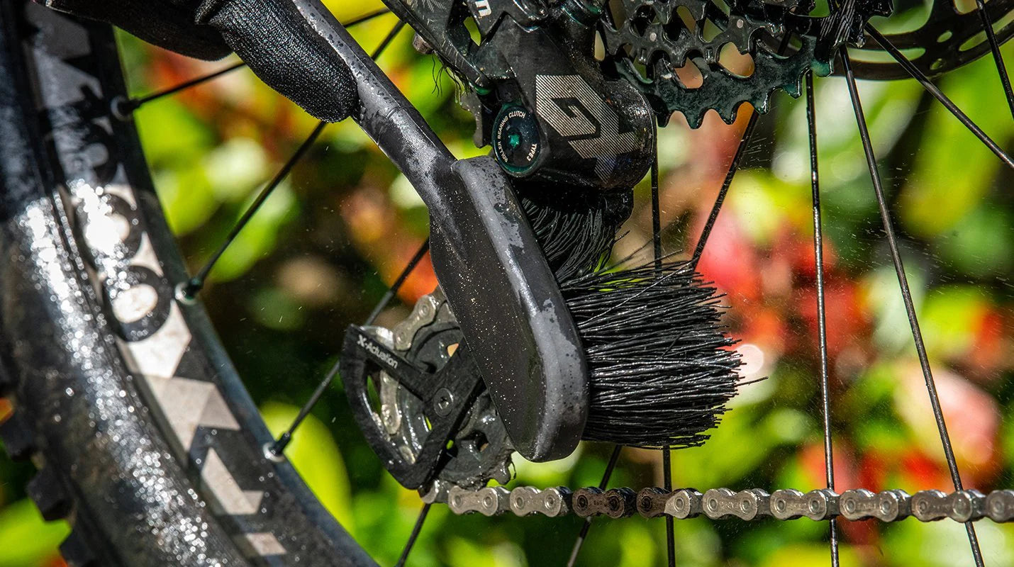 muc off tyre and cassette brush, brush cleaning drive train