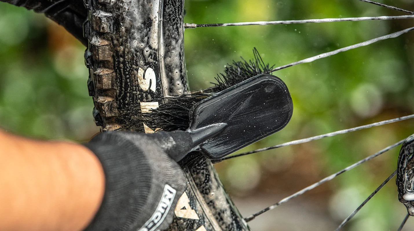 muc off tyre and cassette brush, brush cleaning wheel