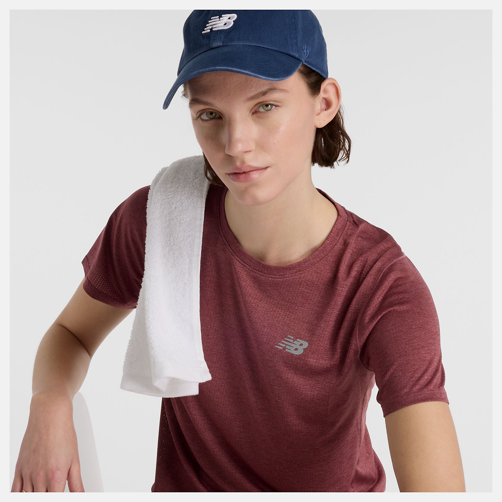 woman wearing nb athletics run tee in washed burgundy colour, 