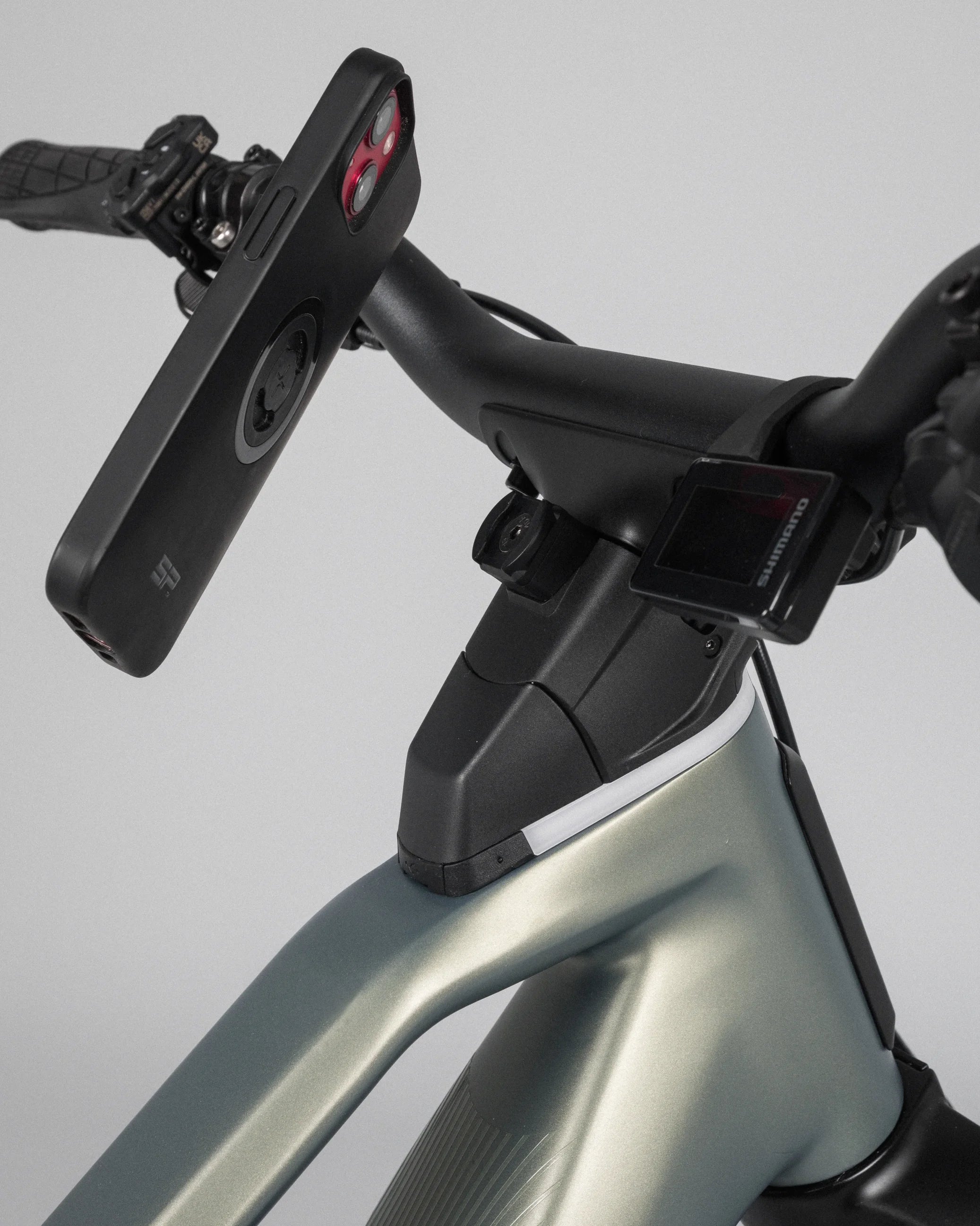 Close up of a phone mounted on an orbea kemen tour ebike
