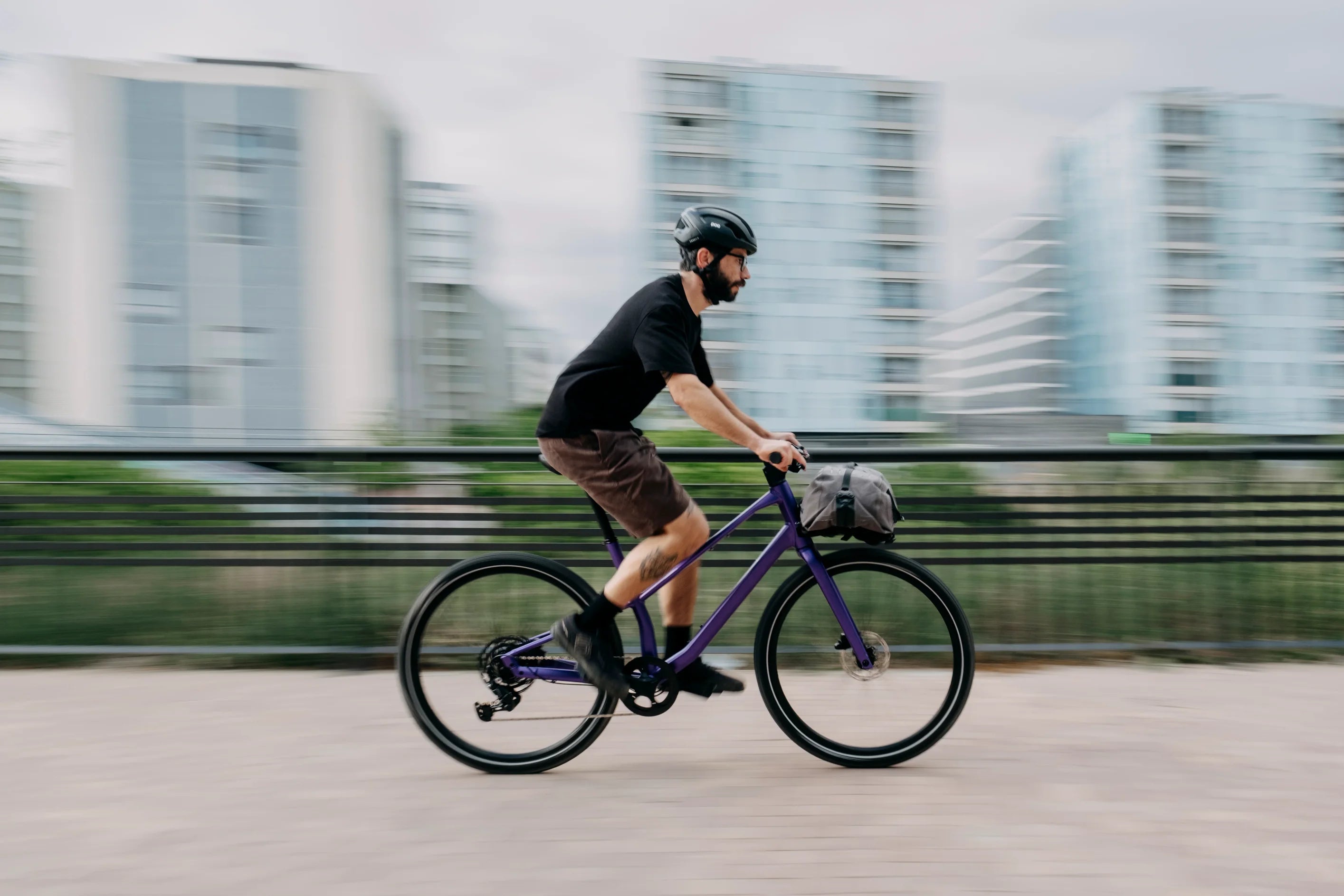 Man cycling orbea vector 25 active urban bike in city setting