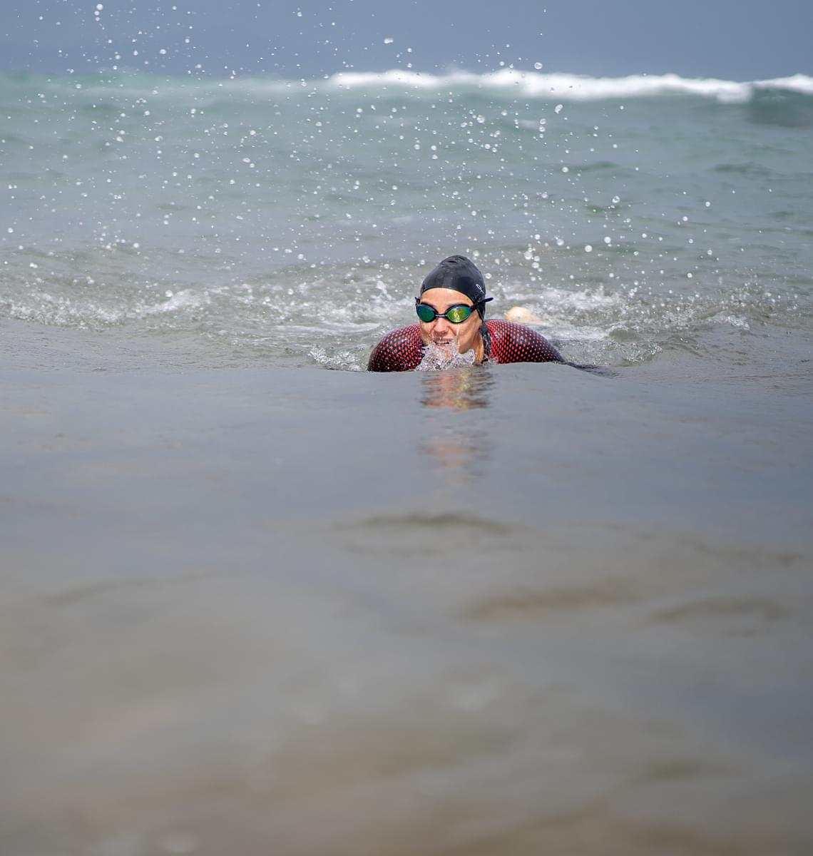 woman swimming in the sea in the orca athlex float v2 triathlon wetsuit