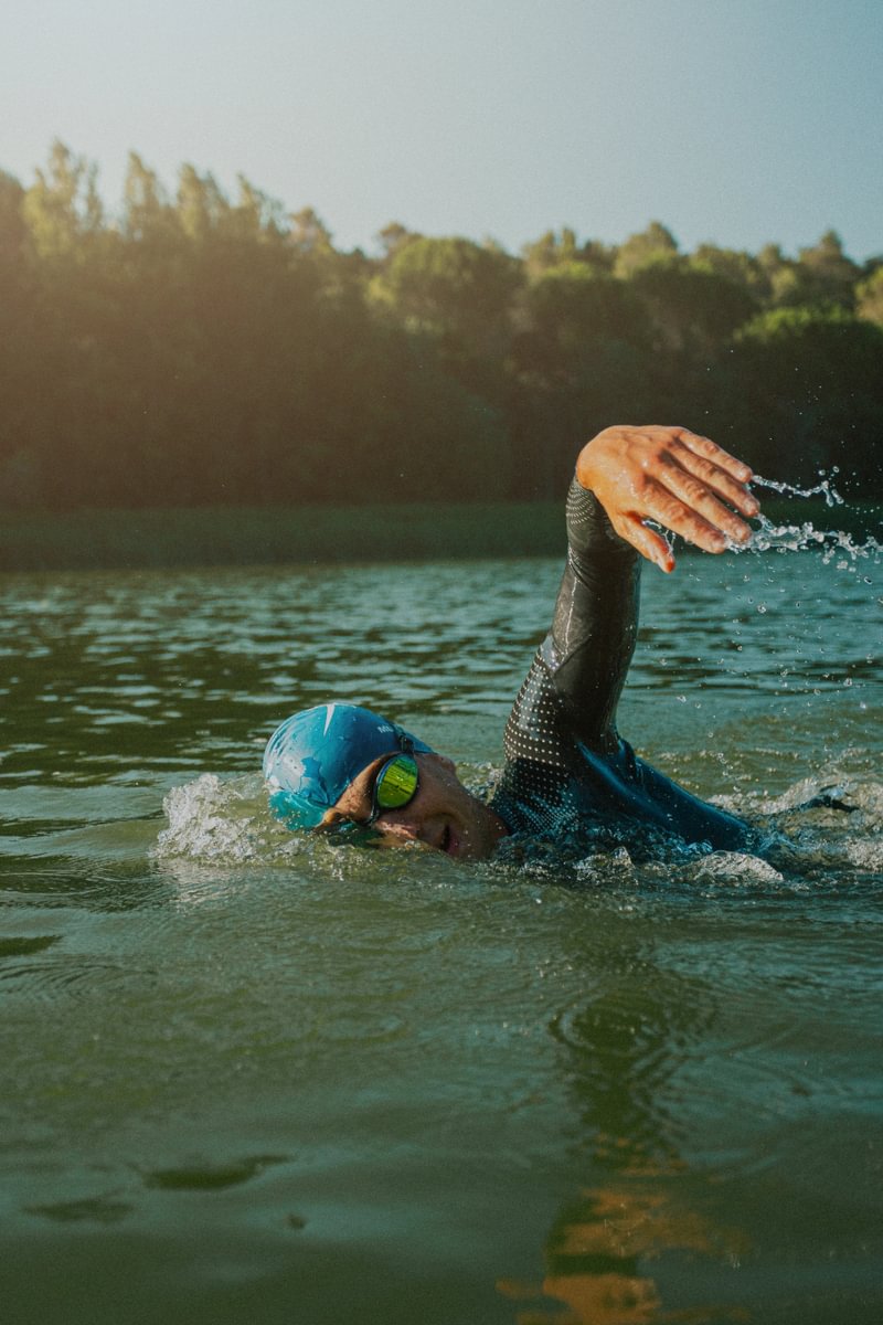 Man swimming in orca apex flow triathlon wetsuit