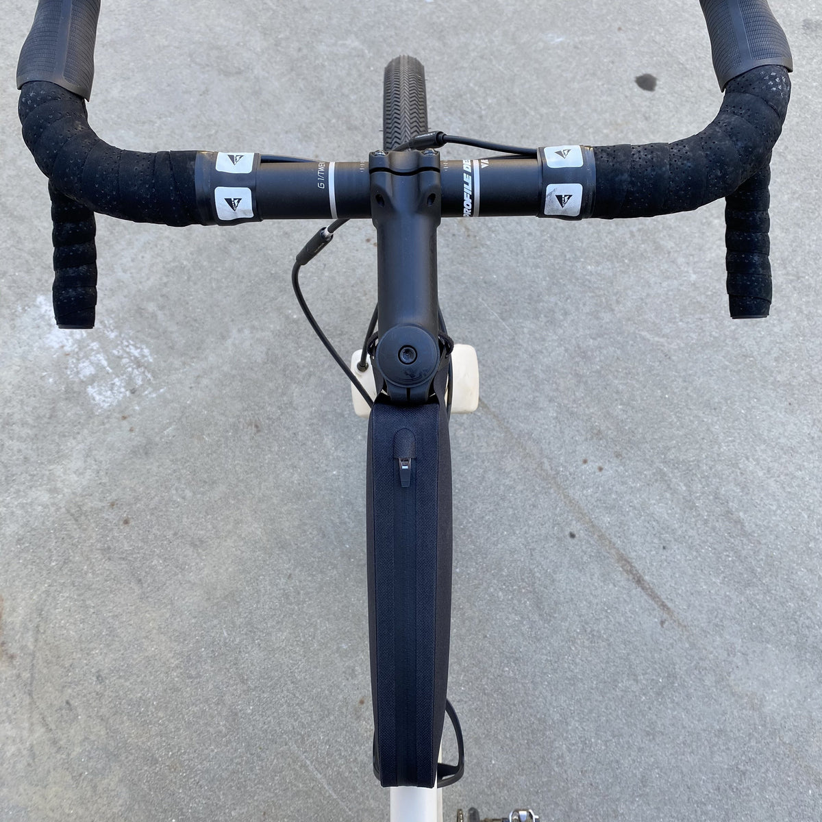 picture of profile design attk s top tube storage pack in black on a bike frame 