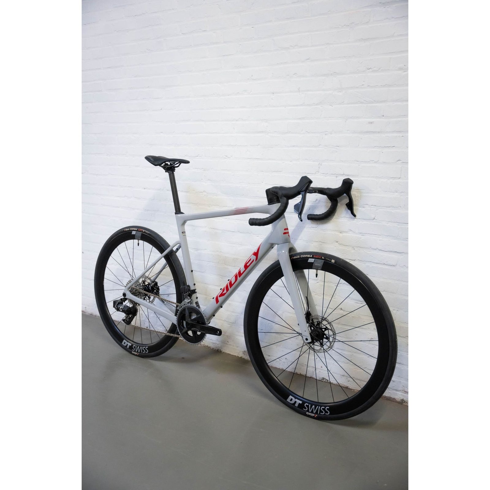 Ridley Grifn bike in grey with red logo