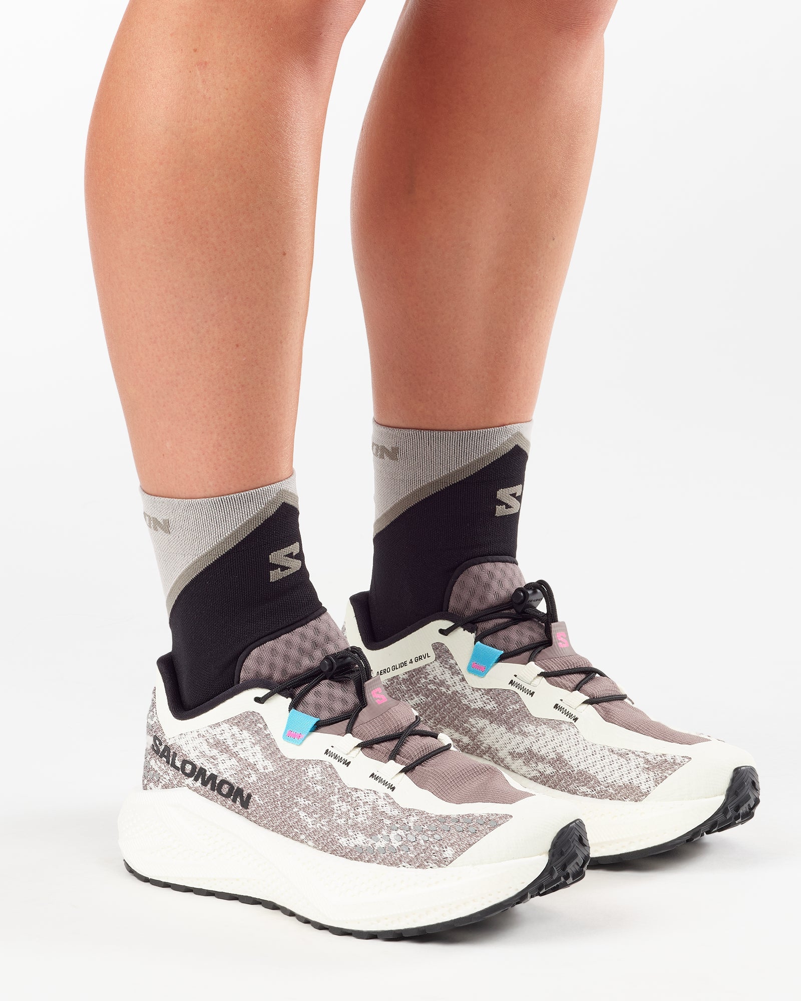 woman wearing salomon aero glide grvl 4 running shoes for women in vanilla ice colour