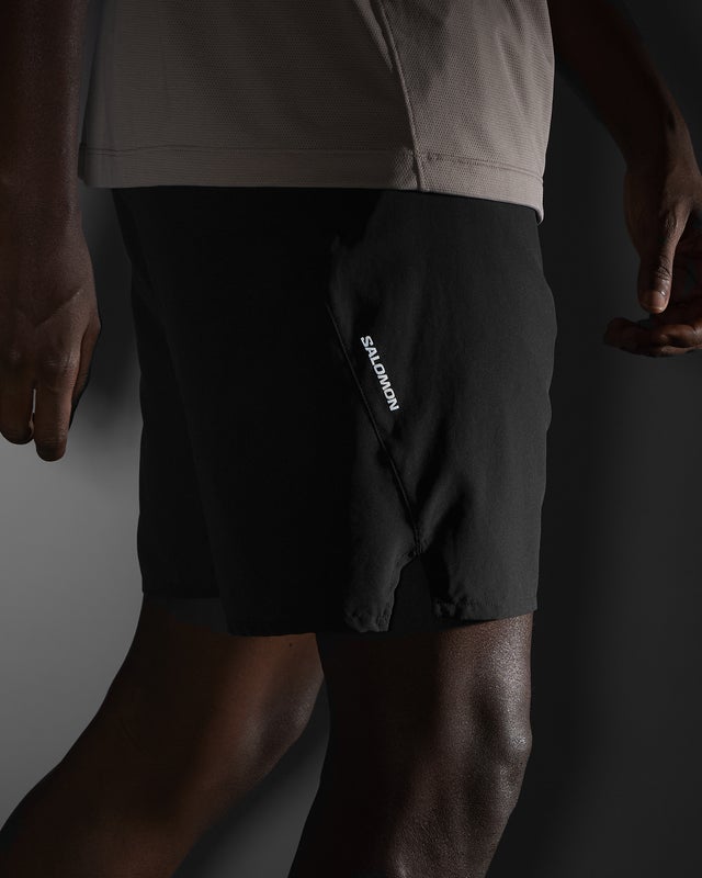 man wearing Salomon Shakeout Core 2in1 7
