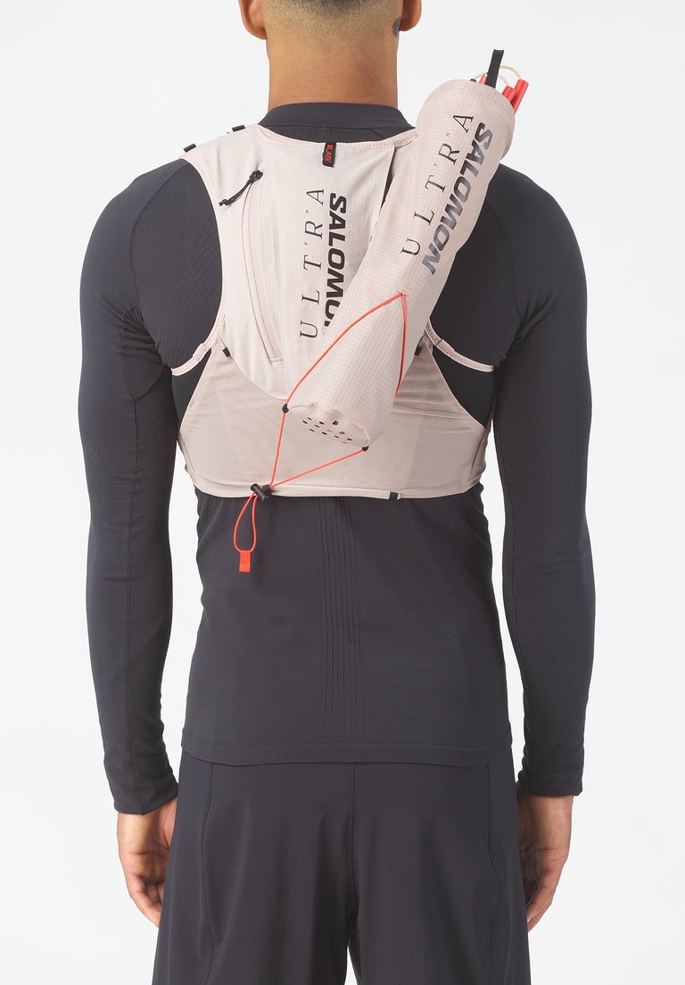 man wearing salomon ultra quiver with hydration pack