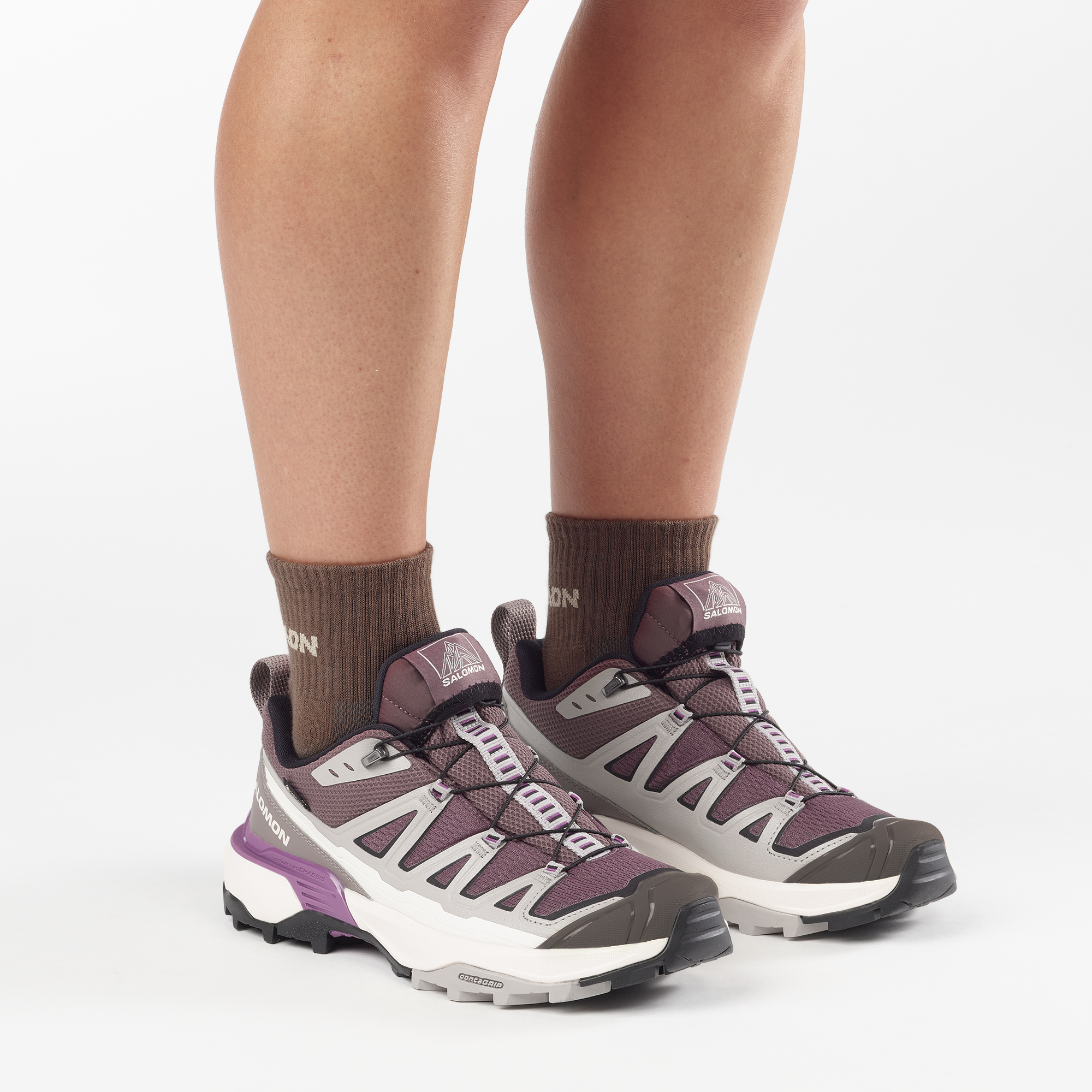 woman wearing salomon x ultra 360 edge gtx for women, waterproof hiking shoe with good grip, purple and grey colour