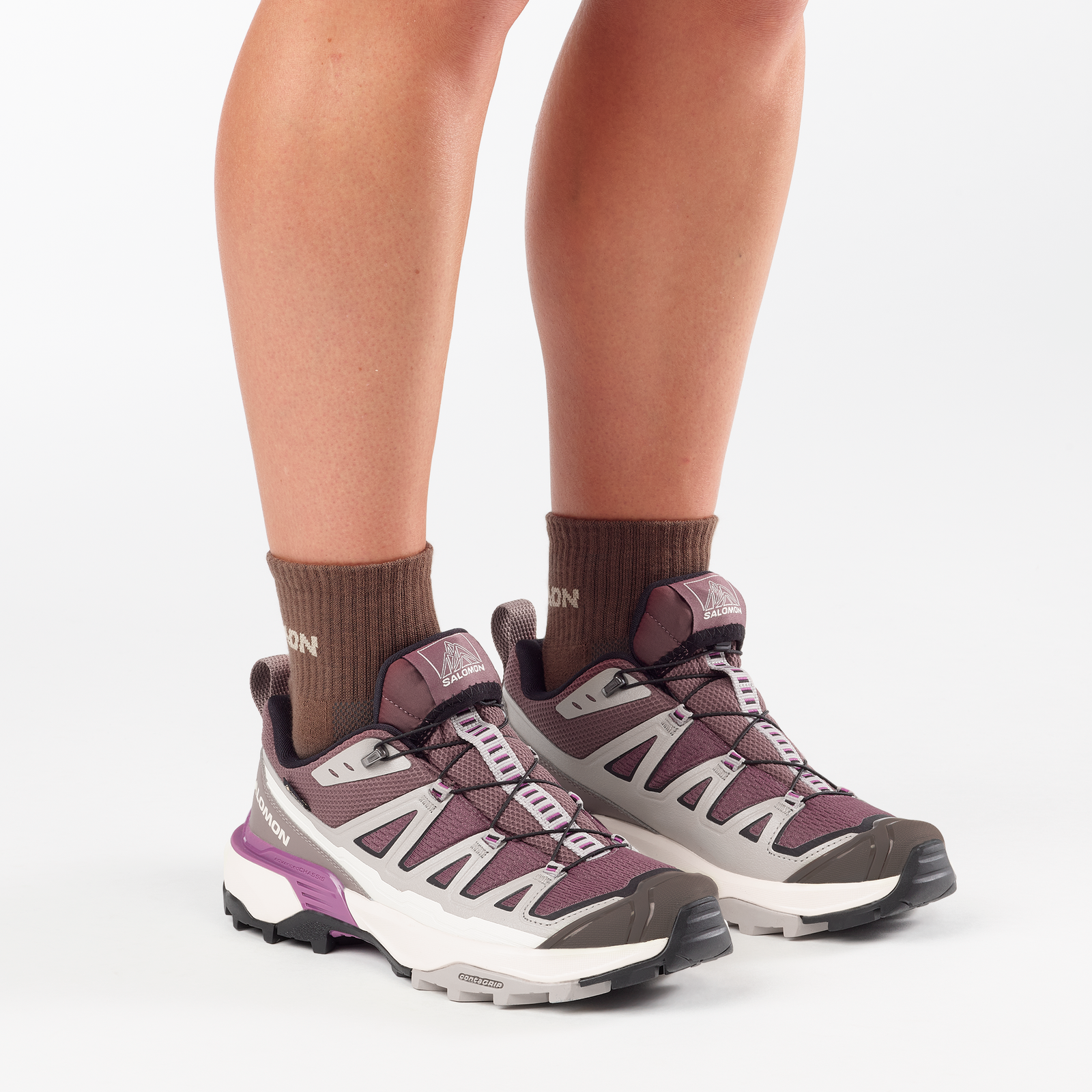 woman wearing salomon x ultra 360 edge gtx for women, waterproof hiking shoe with good grip, purple and grey colour