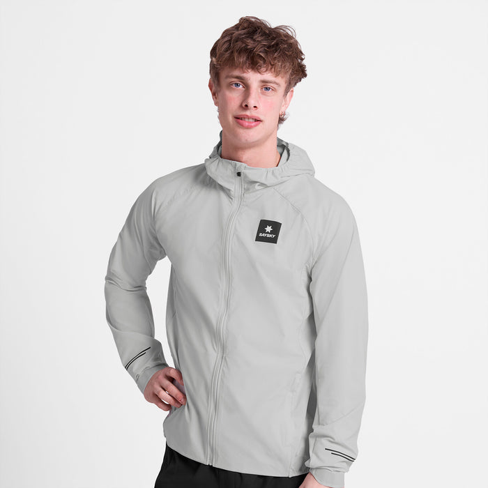 saysky clean pace flex hooded jacket mens, lightweight breathable wind jacket for running, light grey colour, man wearing jacket with white background 