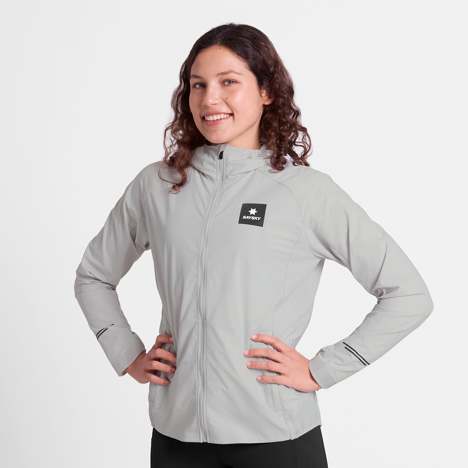 saysky womens pace flex hooded jacket sleeve, Wind-resistant, breathable jacket for running, light grey colour, woman wearing saysky grey jacket