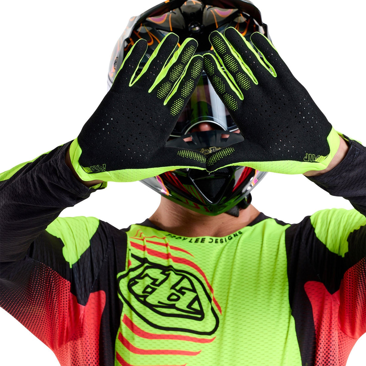 troy lee mtb air glove, yellow colour on mtb rider
