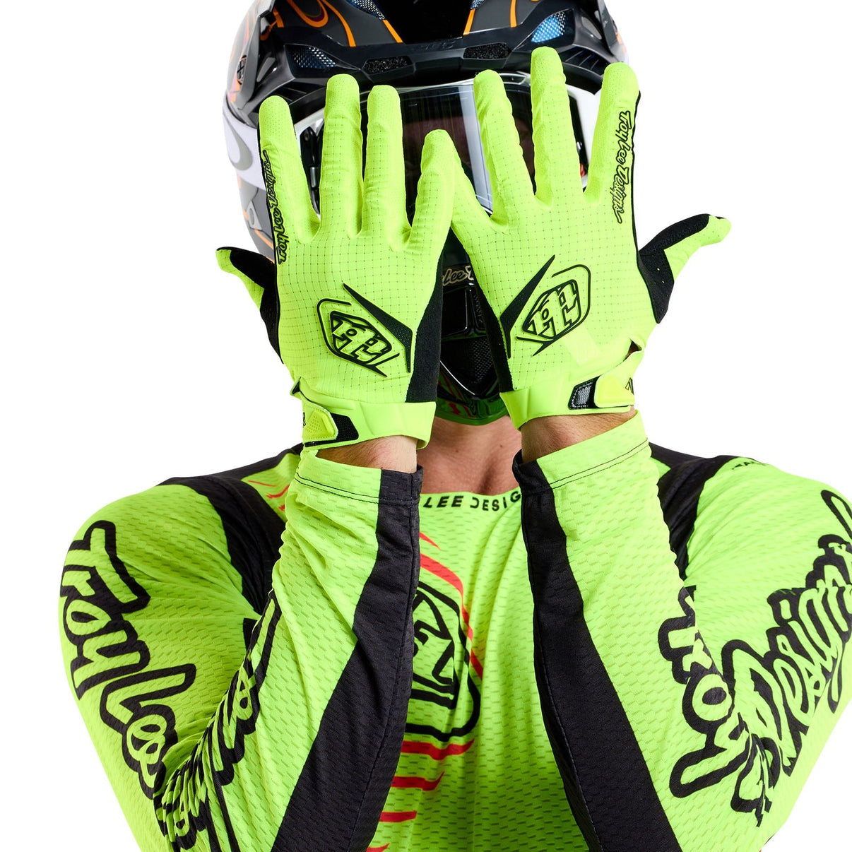troy lee mtb air glove, yellow colour on mtb rider