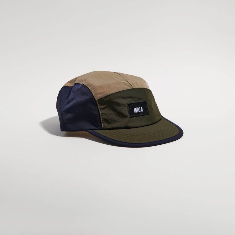 vaga pacer cap, lightweight water resistant running cap, navy green and tan colour, front angle of hat